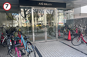「AIG和歌山ビル」正面入口よりお入りください。4階が当事務所です。
